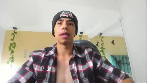 Snapshot of muscle_scott chatting on 10/21/25, 12:17 muscle scott online show from 10/21/25, 12:17