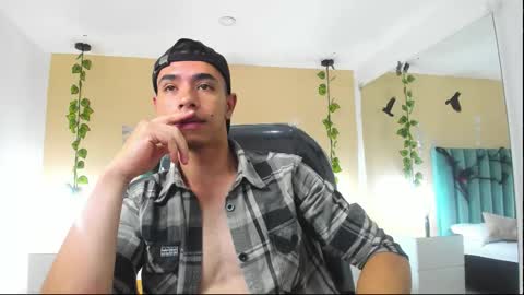 Snapshot of muscle_scott chatting on 10/24/25, 12:23 muscle scott online show from 10/24/25, 12:23