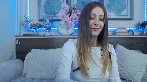 Luna  online show from 09/18/25, 07:05