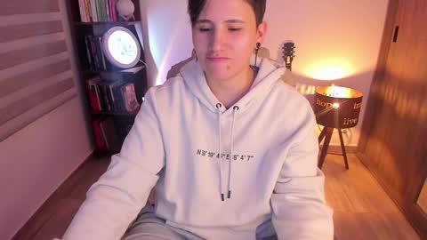 Snapshot of musicayluna chatting on 02/25/25, 01:52 VALENTINA Luna online show from 02/25/25, 01:52