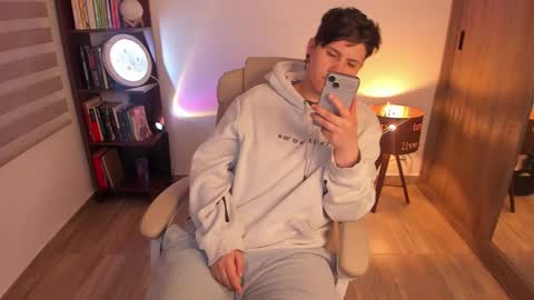 Snapshot of musicayluna chatting on 02/25/25, 04:57 VALENTINA Luna online show from 02/25/25, 04:57