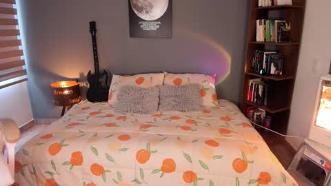 Snapshot of musicayluna chatting on 09/15/25, 01:22 VALENTINA Luna online show from 09/15/25, 01:22