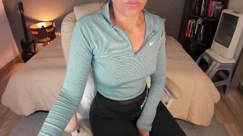 Snapshot of musicayluna chatting on 09/24/25, 09:01 VALENTINA Luna online show from 09/24/25, 09:01