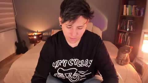 Snapshot of musicayluna chatting on 10/04/25, 01:25 VALENTINA Luna online show from 10/04/25, 01:25