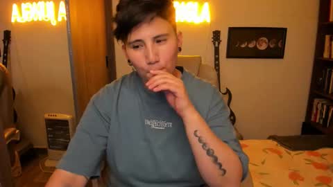 Snapshot of musicayluna chatting on 10/18/25, 02:03 VALENTINA Luna online show from 10/18/25, 02:03