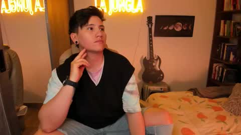 Snapshot of musicayluna chatting on 10/24/25, 02:30 VALENTINA Luna online show from 10/24/25, 02:30