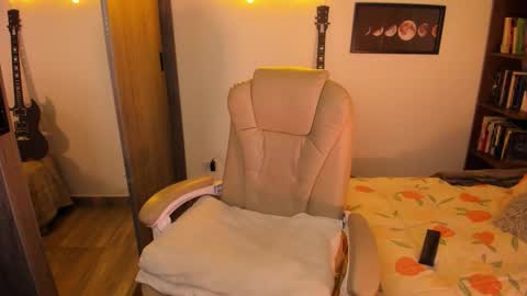 Snapshot of musicayluna chatting on 10/28/25, 02:37 VALENTINA Luna online show from 10/28/25, 02:37