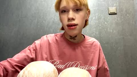 Snapshot of musigirl chatting on 11/23/25, 08:08 Polik online show from 11/23/25, 08:08