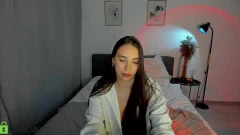 Snapshot of my_coco chatting on 12/19/24, 02:56 katie online show from 12/19/24, 02:56