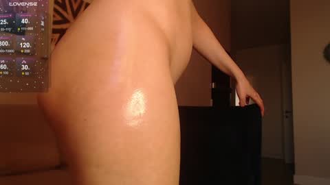 Snapshot of my_hannah chatting on 01/20/25, 01:32 Hannah  welcome  online show from 01/20/25, 01:32
