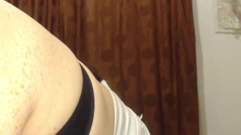 Snapshot of my_kind_of_love chatting on 11/22/25, 02:21 sara i know you love me xoxox online show from 11/22/25, 02:21