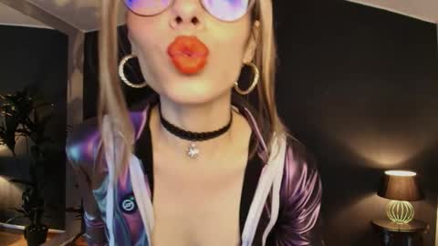 Maite online show from 09/26/25, 01:04