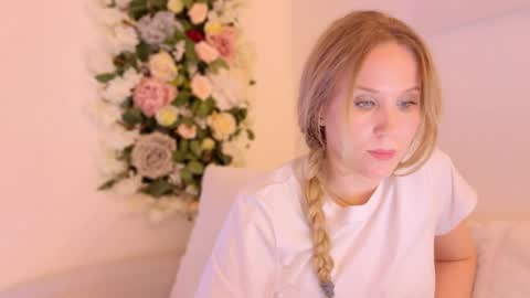 Snapshot of myassistant chatting on 01/03/25, 12:43 Mya-be Yours P online show from 01/03/25, 12:43