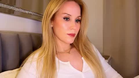 Snapshot of myassistant chatting on 09/13/25, 07:35 Mya-be Yours P online show from 09/13/25, 07:35