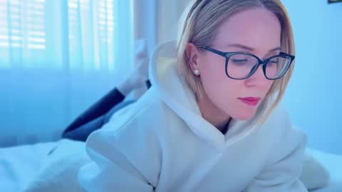 Snapshot of myassistant chatting on 09/24/25, 12:30 Mya-be Yours P online show from 09/24/25, 12:30