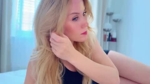 Snapshot of myassistant chatting on 09/25/25, 04:00 Mya-be Yours P online show from 09/25/25, 04:00