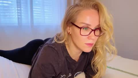 Snapshot of myassistant chatting on 11/03/25, 04:30 Mya-be Yours P online show from 11/03/25, 04:30