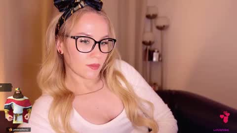 Snapshot of myassistant chatting on 11/21/25, 08:07 Mya-be Yours P online show from 11/21/25, 08:07