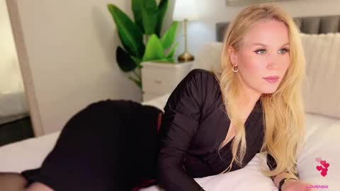 Snapshot of myassistant chatting on 11/30/25, 07:07 Mya-be Yours P online show from 11/30/25, 07:07