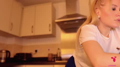 Snapshot of myassistant chatting on 12/04/25, 08:39 Mya-be Yours P online show from 12/04/25, 08:39