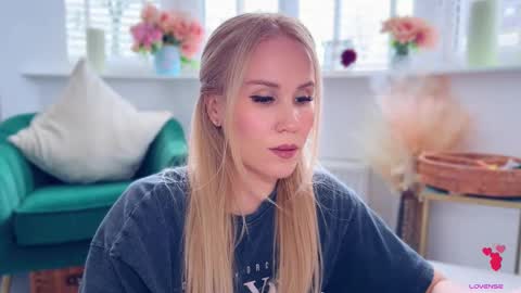 Snapshot of myassistant chatting on 12/05/25, 02:36 Mya-be Yours P online show from 12/05/25, 02:36