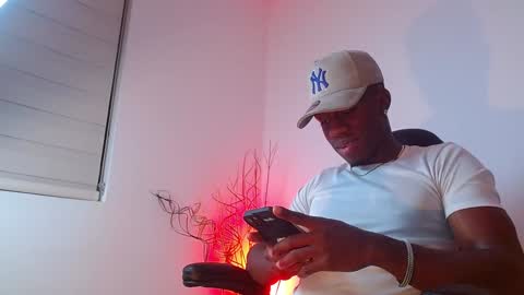 Snapshot of mylowallacee chatting on 02/04/25, 03:44 Mylo Wallace online show from 02/04/25, 03:44