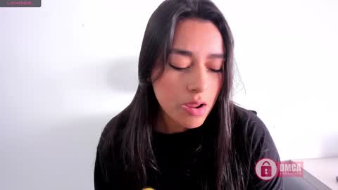 Snapshot of mypretty_isabella chatting on 01/10/25, 04:20 Bella online show from 01/10/25, 04:20