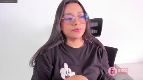 Snapshot of mypretty_isabella chatting on 01/28/25, 03:04 Bella online show from 01/28/25, 03:04