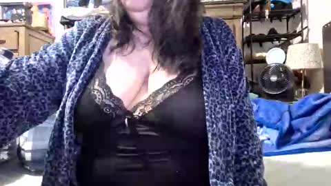 Snapshot of mysteriouswoman18 chatting on 12/01/25, 03:06 mysteriouswoman18 online show from 12/01/25, 03:06