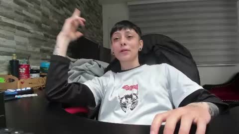 n3utro444 online show from 06/12/26, 01:43