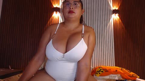 Snapshot of nadiawhite_ chatting on 05/02/26, 09:36 Nadia online show from 05/02/26, 09:36