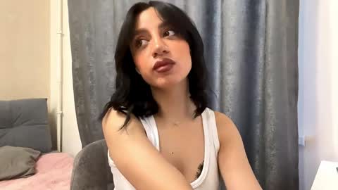 Snapshot of nadinevanni chatting on 05/01/26, 01:05 Leya online show from 05/01/26, 01:05