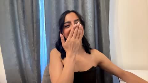 Snapshot of nadinevanni chatting on 06/14/26, 01:02 Leya online show from 06/14/26, 01:02