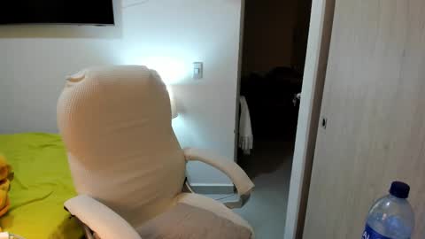 independent model online show from 10/28/25, 01:42