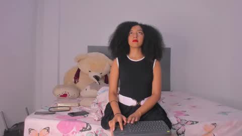 Snapshot of nahomi_miller_ chatting on 01/17/25, 05:11 Laura online show from 01/17/25, 05:11