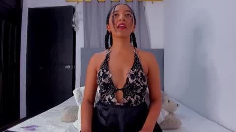 Snapshot of nahomi_miller_ chatting on 03/04/25, 03:44 Laura online show from 03/04/25, 03:44