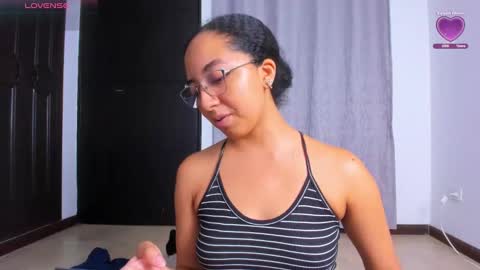 Snapshot of nahomi_miller_ chatting on 10/01/25, 01:11 Laura online show from 10/01/25, 01:11