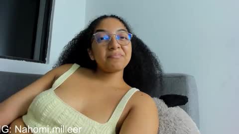Snapshot of nahomi_miller_ chatting on 12/17/25, 01:11 Laura online show from 12/17/25, 01:11