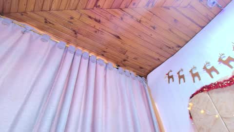 Naia x online show from 12/17/25, 08:15