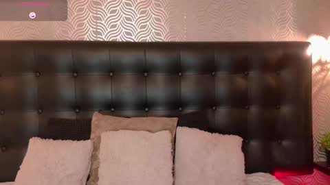 naiaramasson_ online show from 09/17/25, 12:07