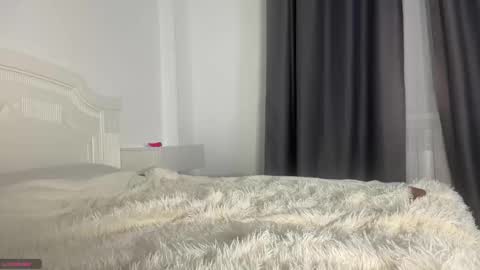 Snapshot of naive_love chatting on 10/31/25, 12:22 Mia guest- Eva from DOUBLECUTIES online show from 10/31/25, 12:22