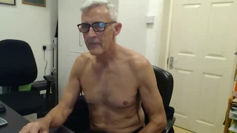Snapshot of nakedcarpenteruk chatting on 12/16/25, 06:57 nakedcarpenteruk online show from 12/16/25, 06:57