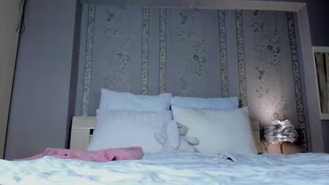 Snapshot of nakedjewel chatting on 09/19/25, 07:14 nakedjewel online show from 09/19/25, 07:14