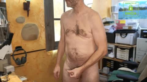 Snapshot of nakedluke chatting on 12/19/24, 05:18 Luke online show from 12/19/24, 05:18