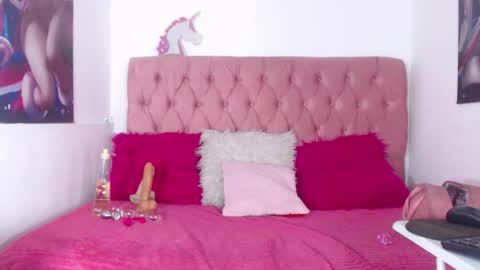 Snapshot of nalaroy chatting on 10/27/25, 04:11 NALAROY online show from 10/27/25, 04:11