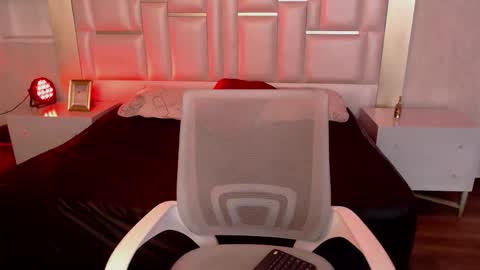 ----Namea------ online show from 10/15/25, 07:47