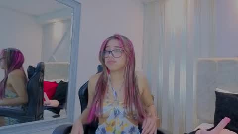 nami_sweet_ online show from 10/10/25, 10:47