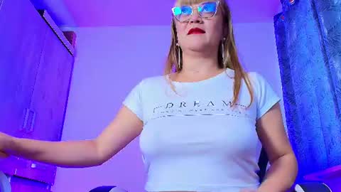 Snapshot of naomi_diamond_ chatting on 07/11/26, 11:46 Naomi online show from 07/11/26, 11:46