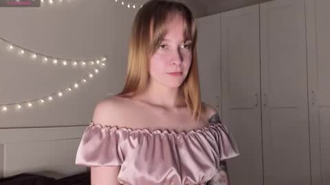 Snapshot of naomi_oops chatting on 10/19/25, 05:24 Naomi online show from 10/19/25, 05:24