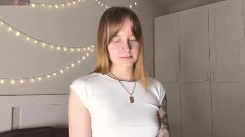 Snapshot of naomi_oops chatting on 10/28/25, 07:05 Naomi online show from 10/28/25, 07:05